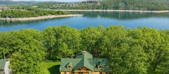 Lakefront 6BR Lodge • Sleeps 20 • Hot Tub • 4 Miles to Thunder Ridge