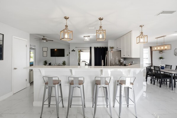 Fridge, microwave, oven, stovetop - Lovely Pool House in Kissimmee (Kissimmee)