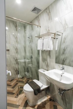 Shower, slippers, towels, soap - STAY KERTAPATI HOTEL (Palembang)