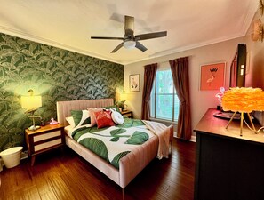 3 bedrooms, iron/ironing board, WiFi, bed sheets - The Pink Flamingo - Oasis w/ Heated Pool, Hot Tub, Heated Outdoor Shower (Oakland Park)