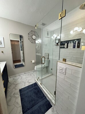 Shower, hair dryer, towels, soap - The Pink Flamingo - Oasis w/ Heated Pool, Hot Tub, Heated Outdoor Shower (Oakland Park)