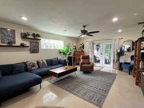 Living area - The Pink Flamingo - Oasis w/ Heated Pool, Hot Tub, Heated Outdoor Shower (Oakland Park)