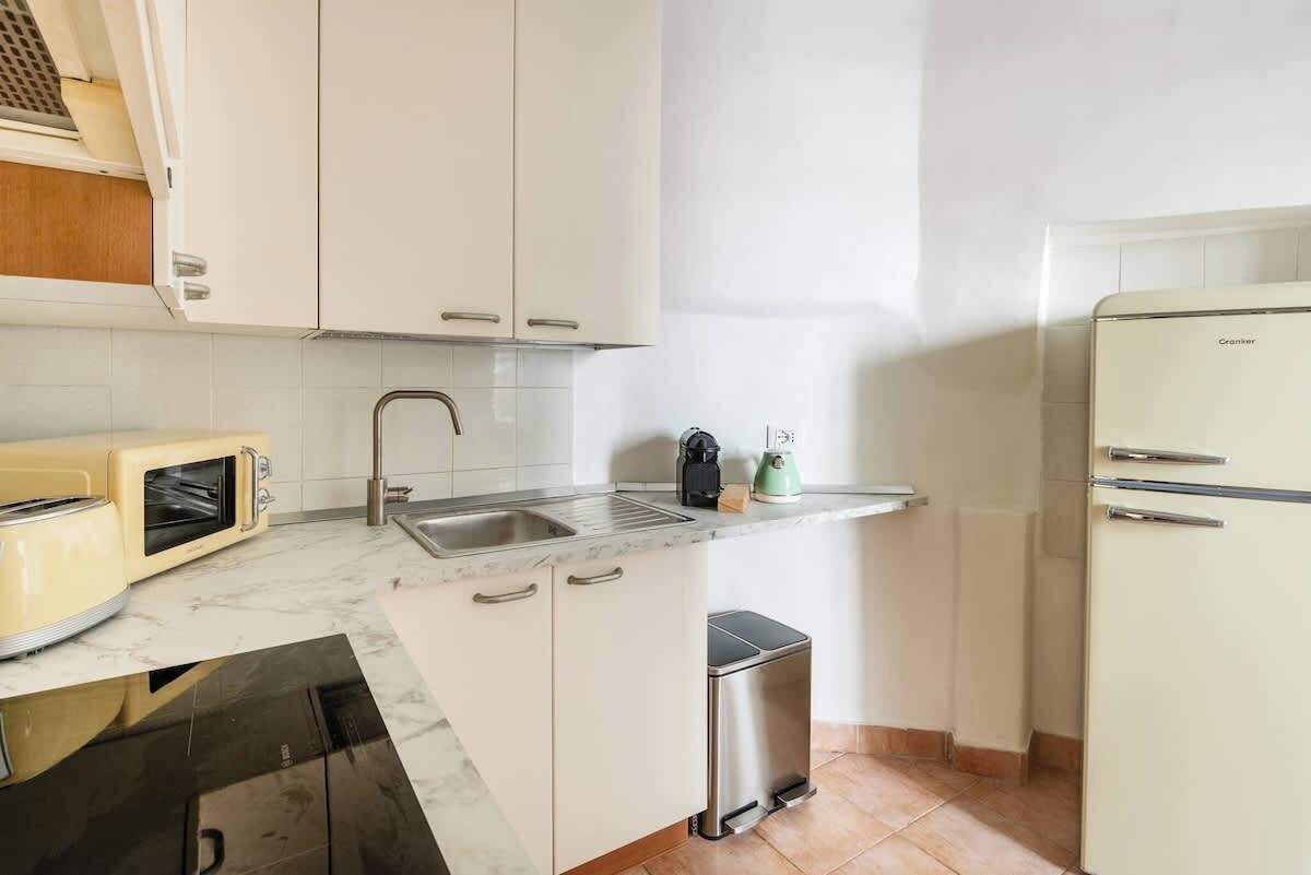 Wasserkocher mit Kaffee-/Teezubehör, Kühlschrank, Mikrowelle, Ofen