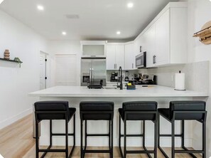 Fridge, microwave, oven, stovetop - Miami Retreat • Minutes to Wynwood & Beach (Miami)