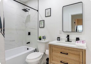 Shower, hair dryer, towels, soap - Miami Retreat • Minutes to Wynwood & Beach (Miami)