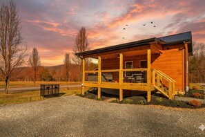 Terrace/patio - Cozy 1-bedroom 1- bath with queen sleeper sofa cabin in beautiful Cosby (Cosby)