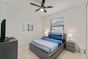4 bedrooms, iron/ironing board, Internet, bed sheets - Tide & Tee Retreat~Heated Pool~Canal Kayaks~Golf Course Views~Sleeps 10 (Cape Coral)
