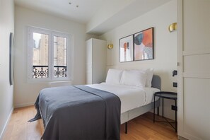 2 bedrooms, iron/ironing board, WiFi, bed sheets - Blueground | Europe, view, nr Parc Monceau (Paris)