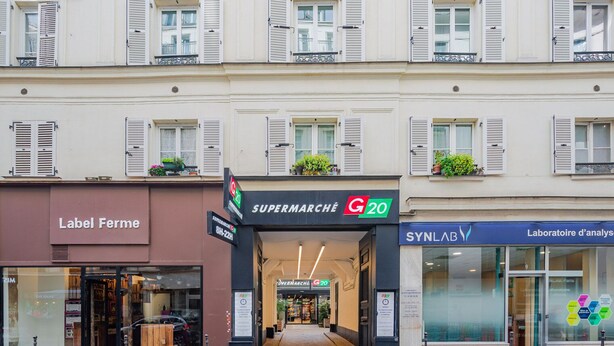 A street view with a supermarket, a laboratory, and a furniture store. - Blueground | Europe, view, nr Parc Monceau (Paris)