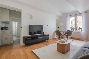 TV, stereo - Blueground | Europe, view, nr Parc Monceau (Paris)