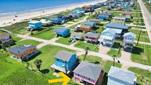 Een kustgebied met woonhuizen die in rijen langs het strand staan.