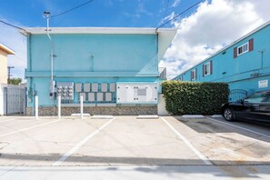 Property grounds - Bright Coastal 2BR Retreat | Walkable + Parking (San Diego)