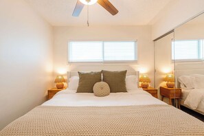 2 bedrooms, iron/ironing board, travel cot, WiFi - Bright Coastal 2BR Retreat | Walkable + Parking (San Diego)