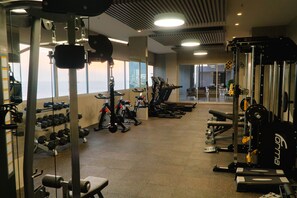 A gym with various exercise equipment, including treadmills, dumbbells, and weight machines. - Loft|Ocean view|Sunset|acuzzi| (Santa Marta)
