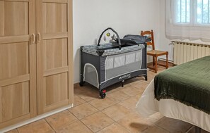 5 habitaciones, tabla de planchar con plancha y cuna de viaje 