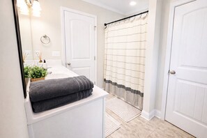 Shower, hair dryer, towels, soap - 4 Kings of Myrtle Beach/ Murrells Inlet (Murrells Inlet)