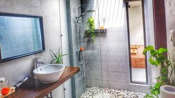 Shower, free toiletries, hair dryer, towels