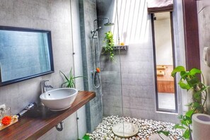 Shower, free toiletries, hair dryer, towels - canang gardens (Ubud)