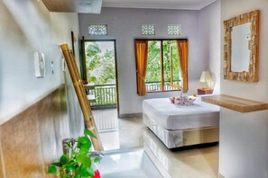 Desk, laptop workspace, free WiFi - canang gardens (Ubud)