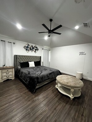 Unclassified image, 3 of 7, button - 4 bedroom+Game room 3.5 baths Near LSU & I-12 (Baton Rouge)