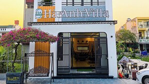 A modern two-story building with a sign reading "Hanh Villa". - Ha Anh Villa Ninh Binh (Hoa Lu)