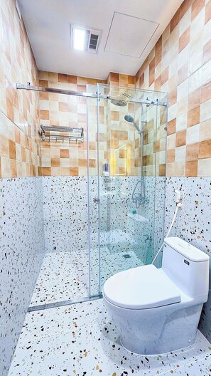 Produtos de toalete grátis, secador de cabelo, toalhas de banho 