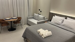 1 غرفة نوم وخدمة الإنترنت وملاءات أسرّة