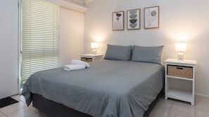 2 Schlafzimmer, BĂŒgeleisen/BĂŒgelbrett, Internetzugang, BettwĂ€sche