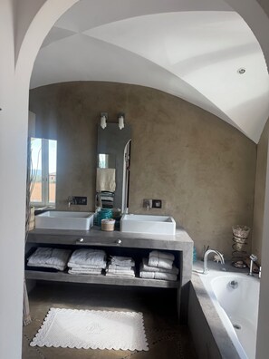 A modern bathroom with two sinks, a large mirror, and a bathtub. - Villa Serena, a haven of peace... (La Cadière-d'Azur)