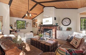 Living area - Slope View Chalet (Big Bear Lake)