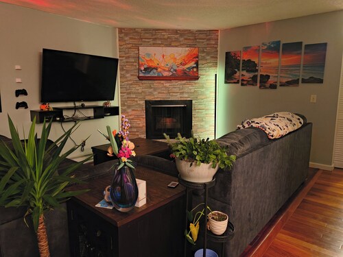 1 Bedroom stylish Condo in Beaverton with Retro games and room to entertain