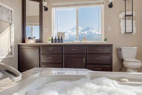 Shasta Vista Retreat & Basecamp - 23 Acres , Private Trails, Sauna, Jacuzzi