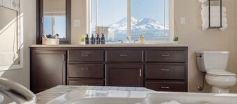 Shasta Vista Retreat & Basecamp - 23 Acres , Private Trails, Sauna, Jacuzzi