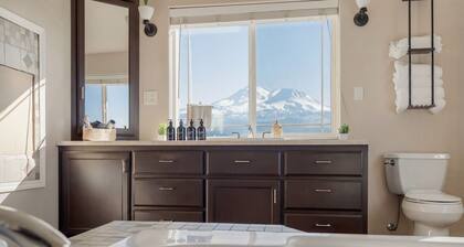 Shasta Vista Retreat & Basecamp - 23 Acres , Private Trails, Sauna, Jacuzzi