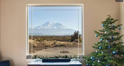 Shasta Vista Retreat & Basecamp - 23 Acres , Private Trails, Sauna, Jacuzzi