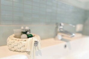 Shower, hair dryer, bidet, towels - Torre, Bergeggi, Italy (Bergeggi)