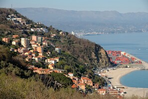 Luftaufnahme von Bergeggi, im Hintergrund die Stadt Savona