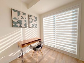 Interior - Modern Townhome w Parking: 10 min to Boardwalk · Spa · Zoo (Pickering)