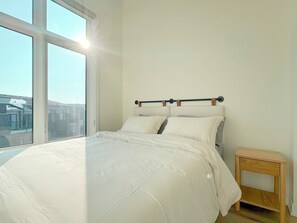 2 bedrooms, desk, iron/ironing board, free WiFi - Modern Townhome w Parking: 10 min to Boardwalk · Spa · Zoo (Pickering)