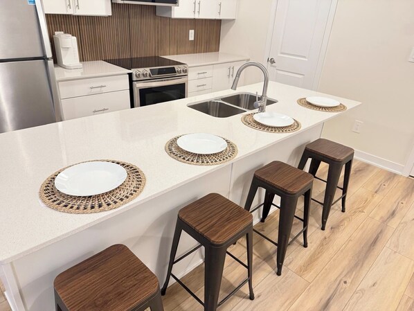 Réfrigérateur, micro-ondes, four, plaque de cuisson