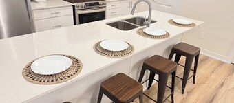 Modern Townhome w Parking: 10 min to Boardwalk · Spa · Zoo