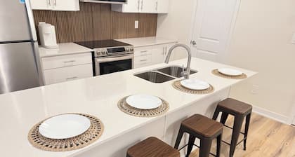 Modern Townhome w Parking: 10 min to Boardwalk · Spa · Zoo