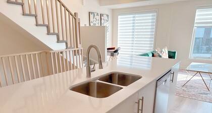 Modern Townhome w Parking: 10 min to Boardwalk · Spa · Zoo