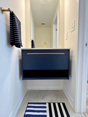 Interior - Modern Townhome w Parking: 10 min to Boardwalk · Spa · Zoo (Pickering)