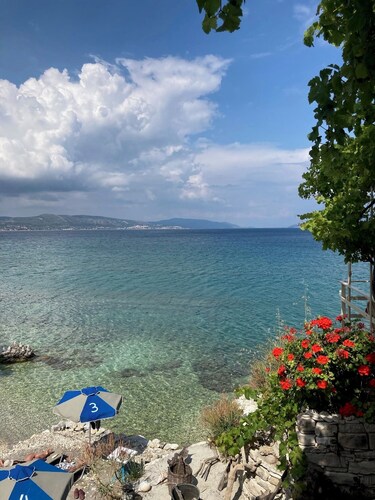 New! Romantic house with garden & outdoor shower– Bougainvillea Holiday Home