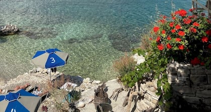 New! Romantic house with garden & outdoor shower– Bougainvillea Holiday Home