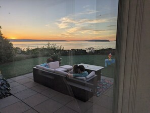 Terrace/patio - Shore Paradise! Delightful 4+bedroom house high bank waterfront. (Everett)