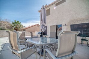 Outdoor dining - Perfect 4-bedroom house with AC in delightful North Las Vegas (North Las Vegas)