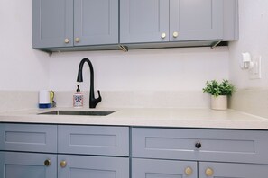 Kühlschrank, Mikrowelle, Herdplatte, Wasserkocher mit Kaffee-/Teezubehör