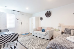 Une chambre à coucher moderne avec un lit, une table de chevet et une chaise.
